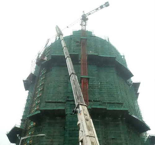 嵩县吊车在工地上作业
